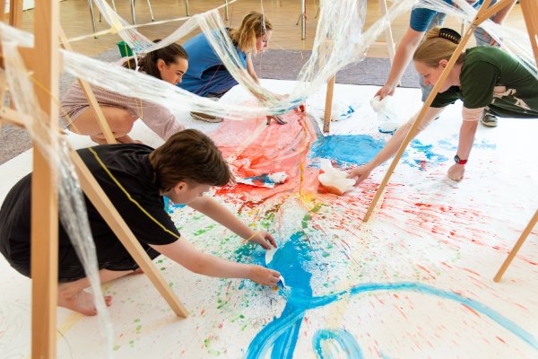 Die Förderung der Kreativität und der gemeinschaftliche Schaffensprozess stehen bei der jugend creativ Bundespreisträgerakademie im Mittelunkt. Quelle: BVR / Fotografin: Mandy Putz

