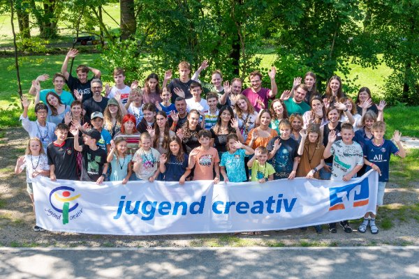 Rund 40 Kinder und Jugendliche kamen Ende Juli bis Anfang August 2024 zur exklusiven Bundespreisträgerakademie des 54. Internationalen Jugendwettbewerbs jugend creativ zusammen. Quelle: BVR / Fotografin: Mandy Putz